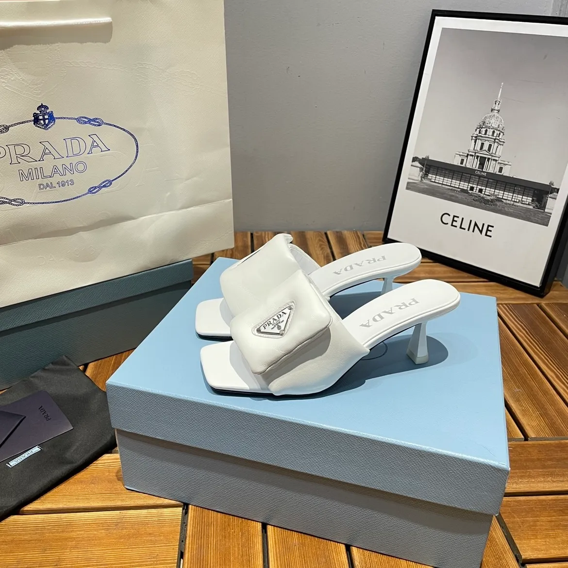 👟👟Ex-factory price 380👟👟 Prada/Prada 2023ss makes its debut🌟High-heeled square-toed slippers, triangular classic LOGO. 💥presents a classic silhouette. No matter what situation you face, the home court belongs only to you! 💪🏻 Fabric: Open edge beads, sheepskin lining, original Italian leather outsole Heel height: 6.5cm Code number: 35-39 (40 custom made, non-refundable)